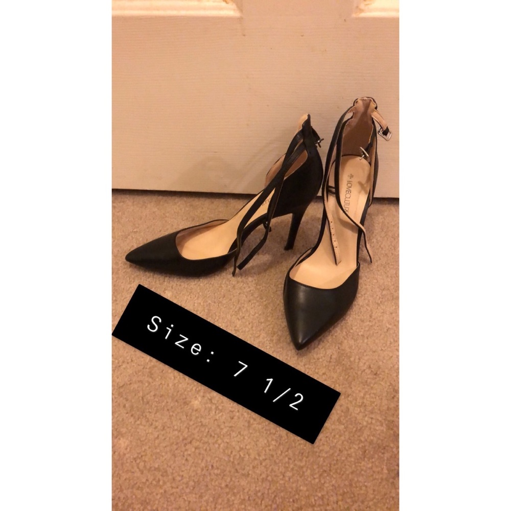 Black pumps